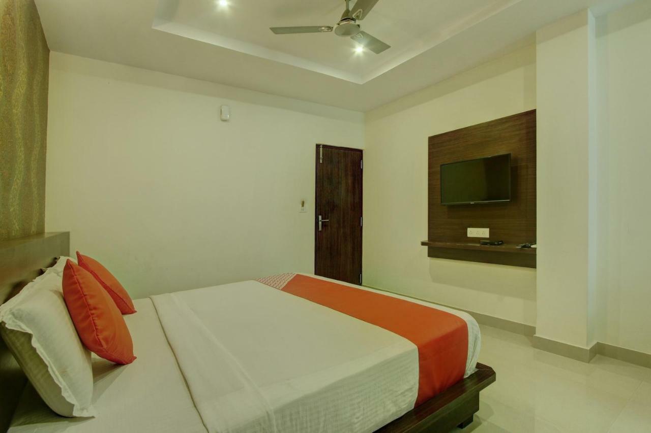 Capital O Hotel Samanvi International Belur  Buitenkant foto